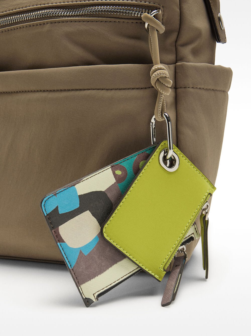 Mochila de nylon com penduro