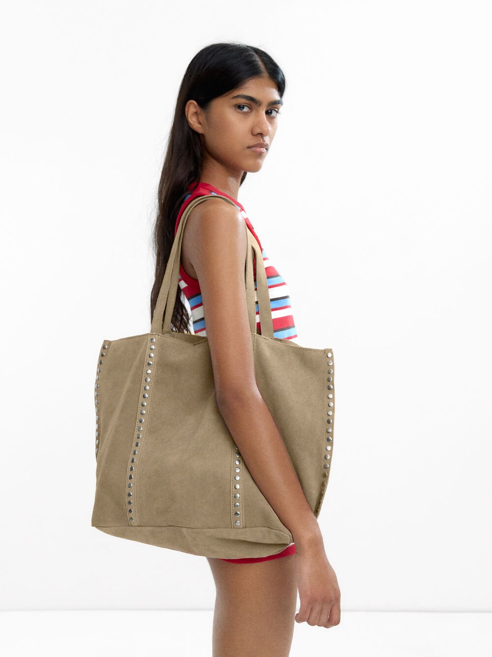 Mala shopper de pele com tachas