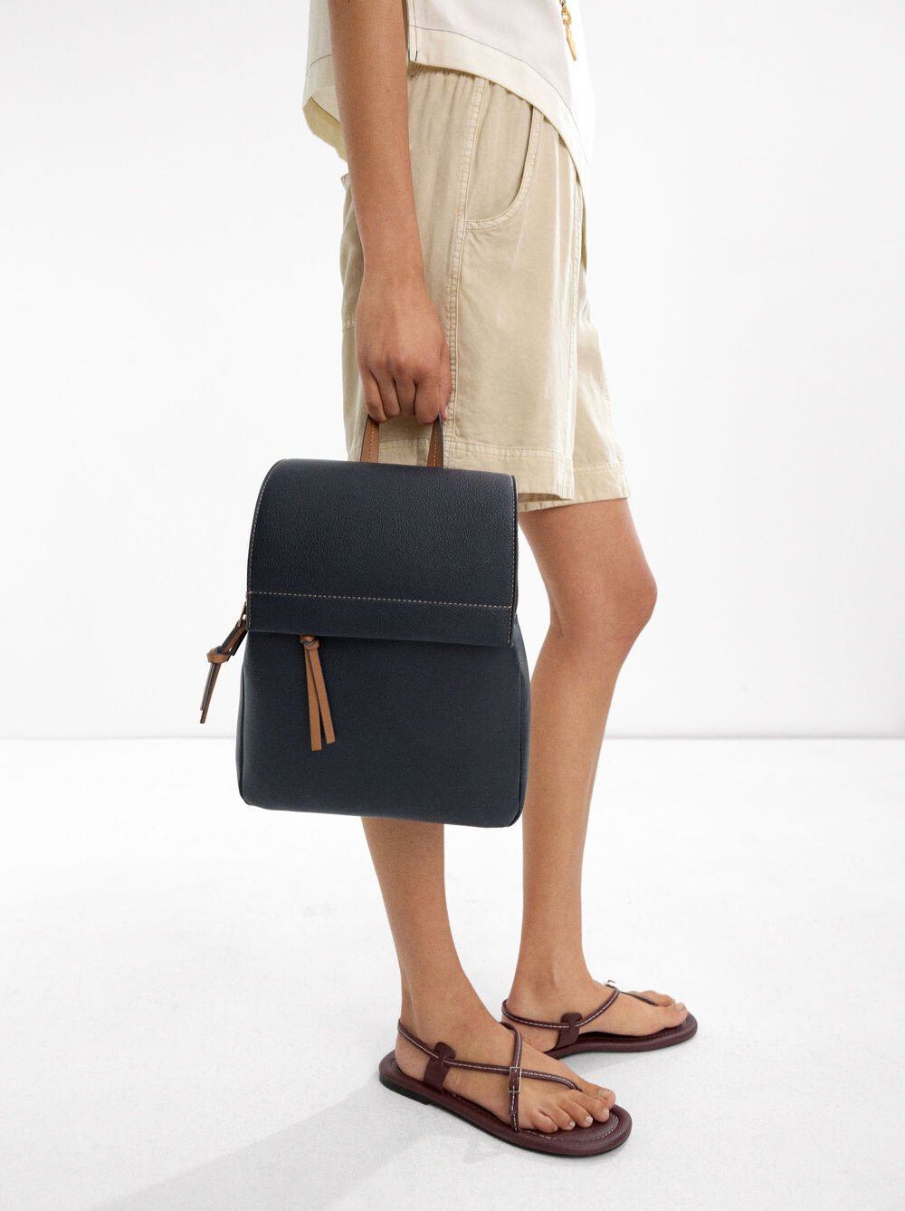 Mochila com fecho de aba