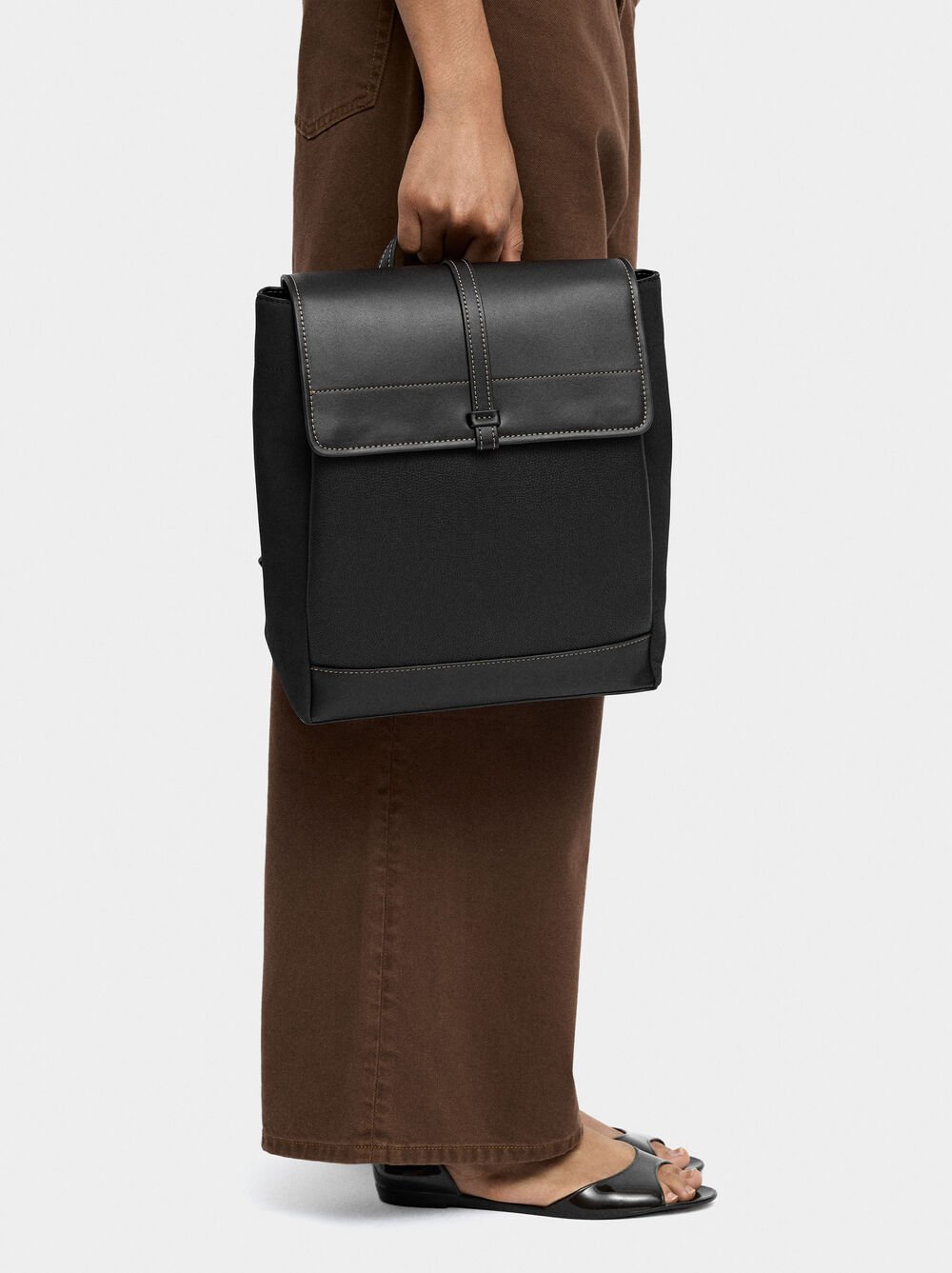 Mochila efeito pele com aba