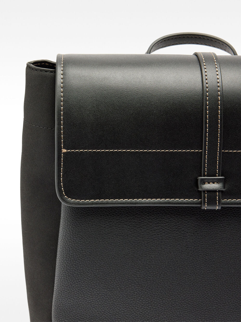 Mochila efeito pele com aba