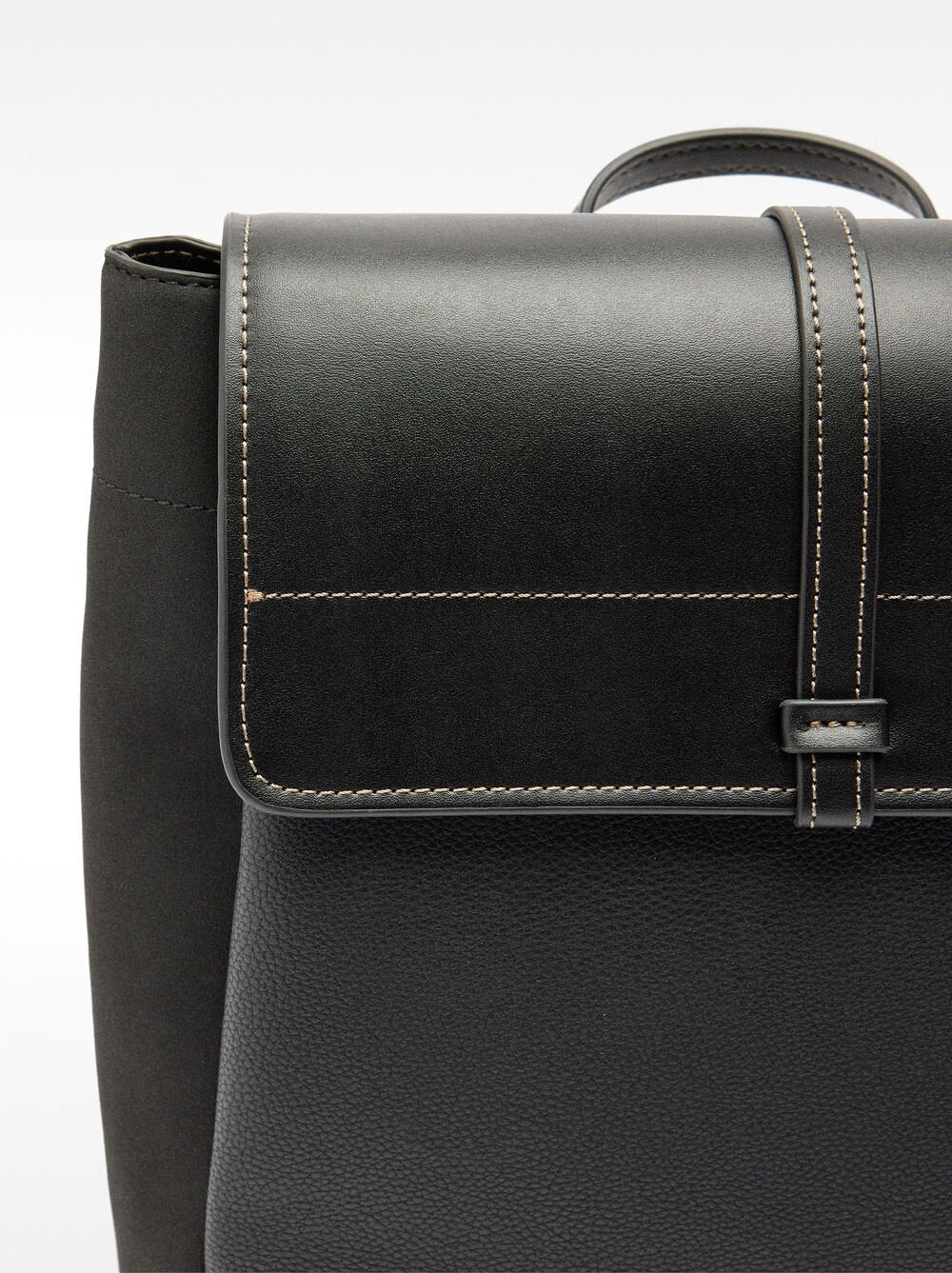 Mochila efeito pele com aba