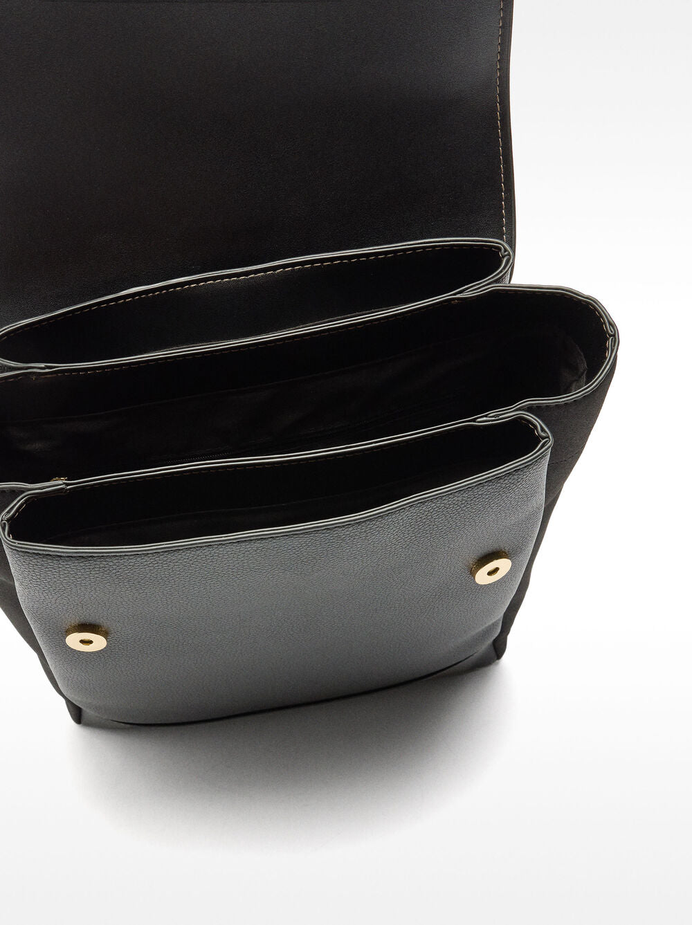 Mochila efeito pele com aba