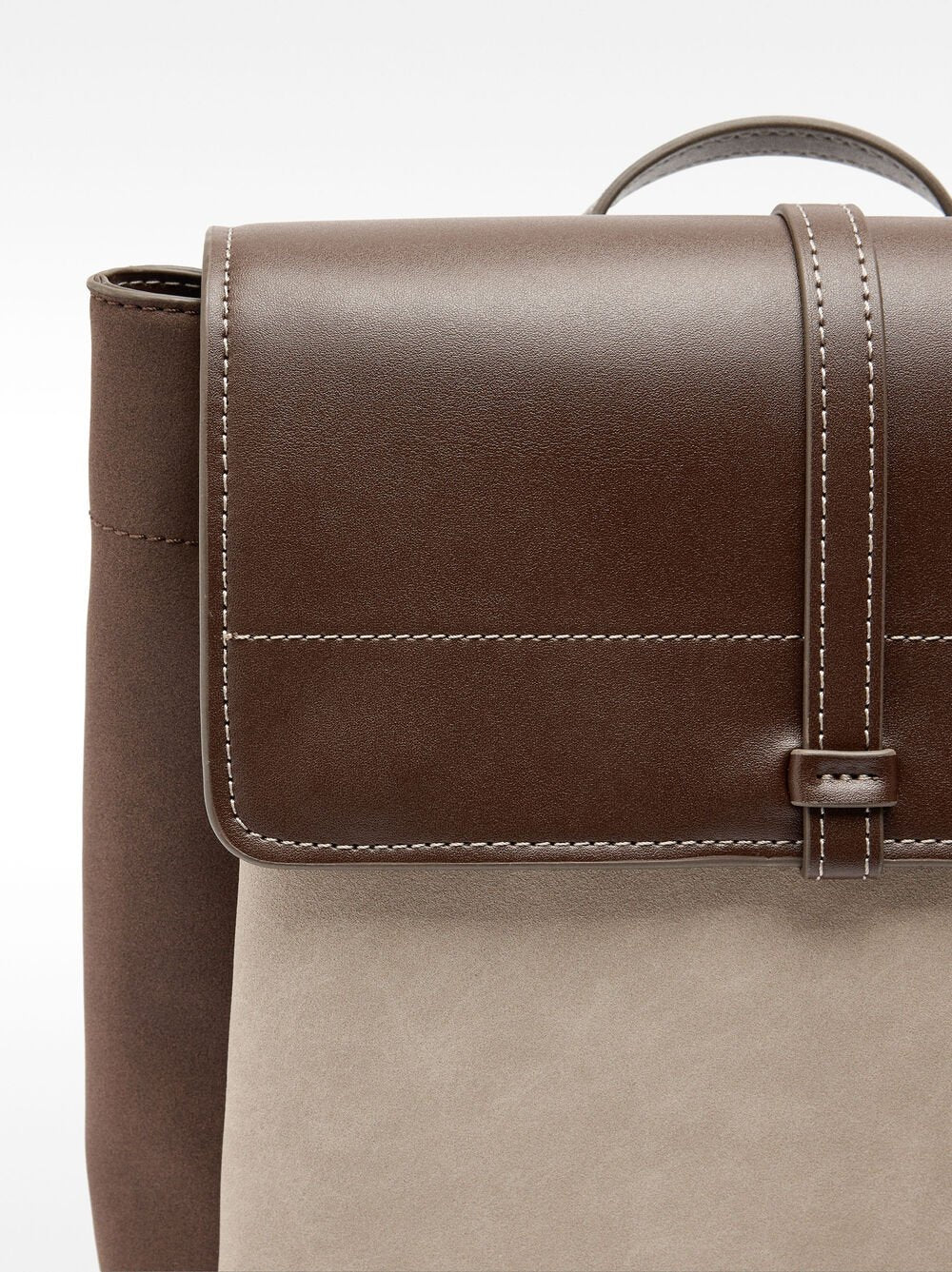 Mochila efeito pele com aba