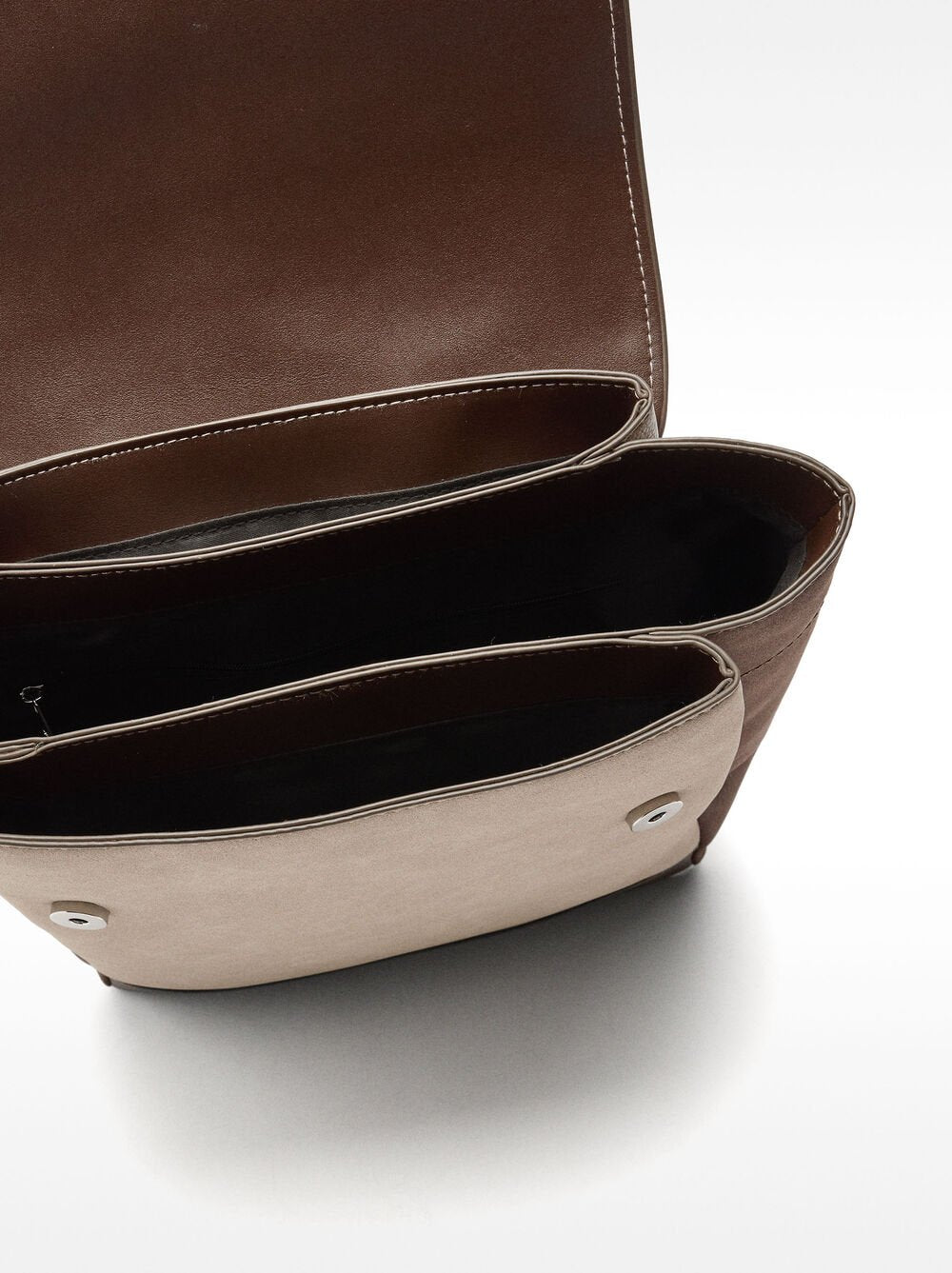 Mochila efeito pele com aba