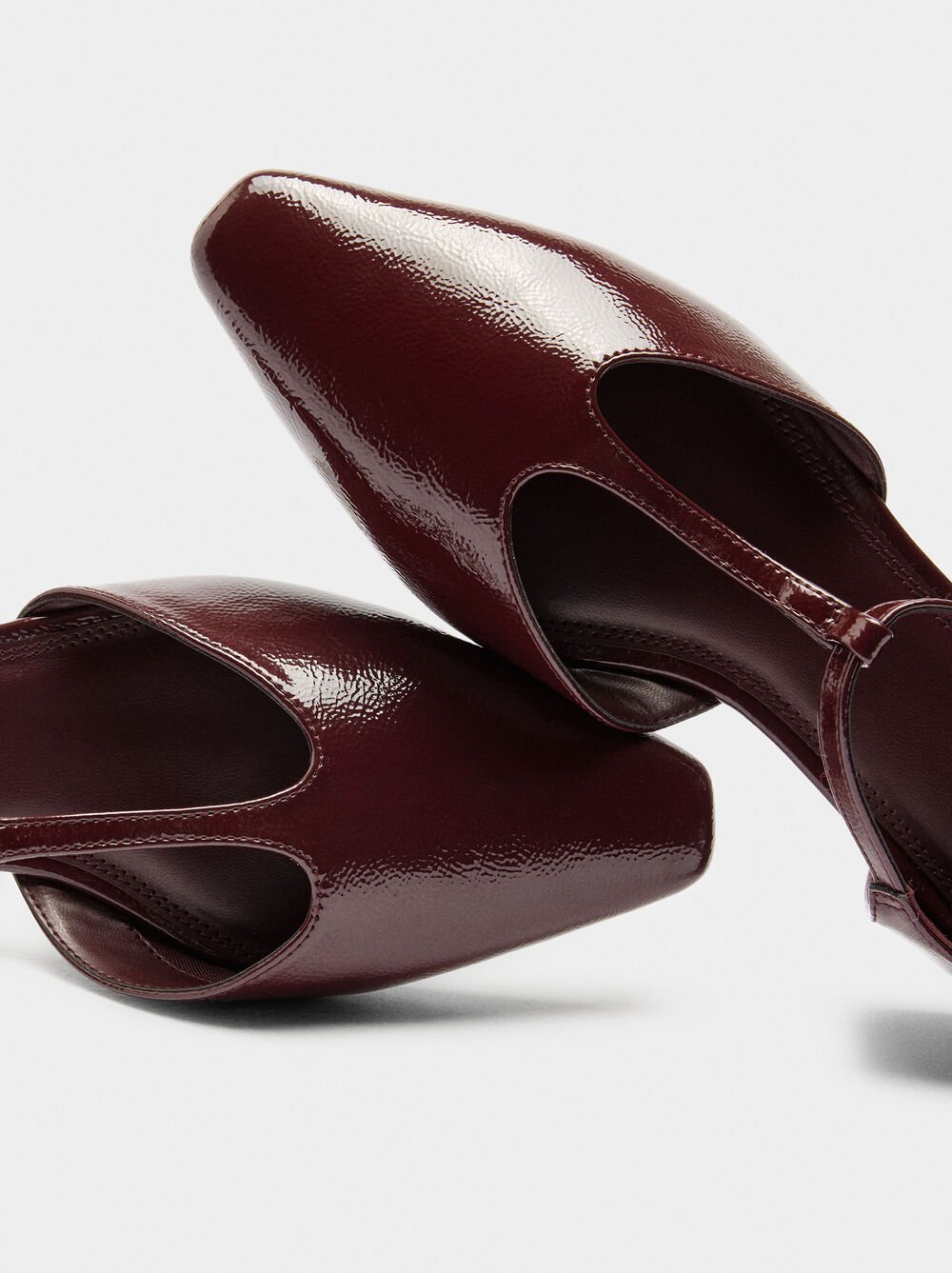 Sabrinas T-bar com fivela