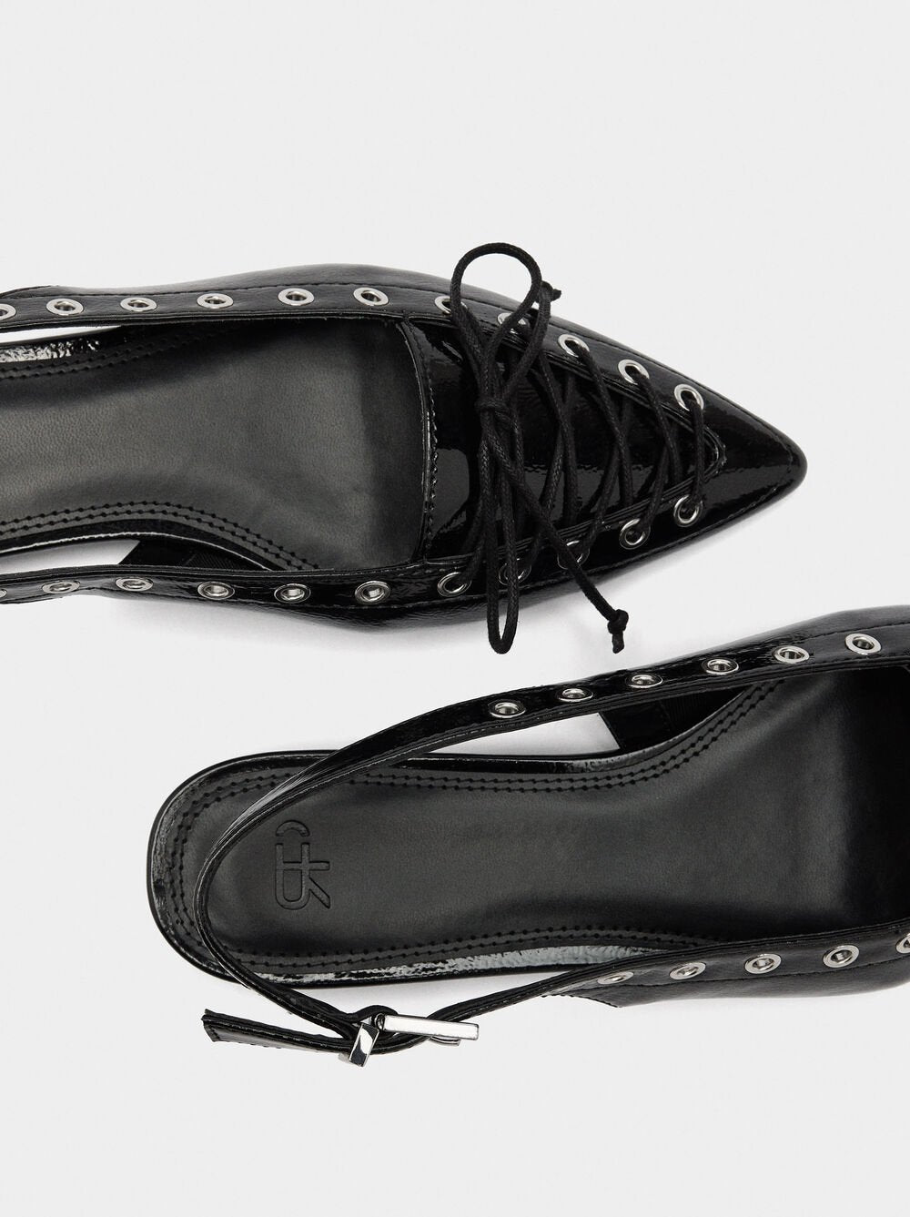 Sabrinas tipo mules com tachas