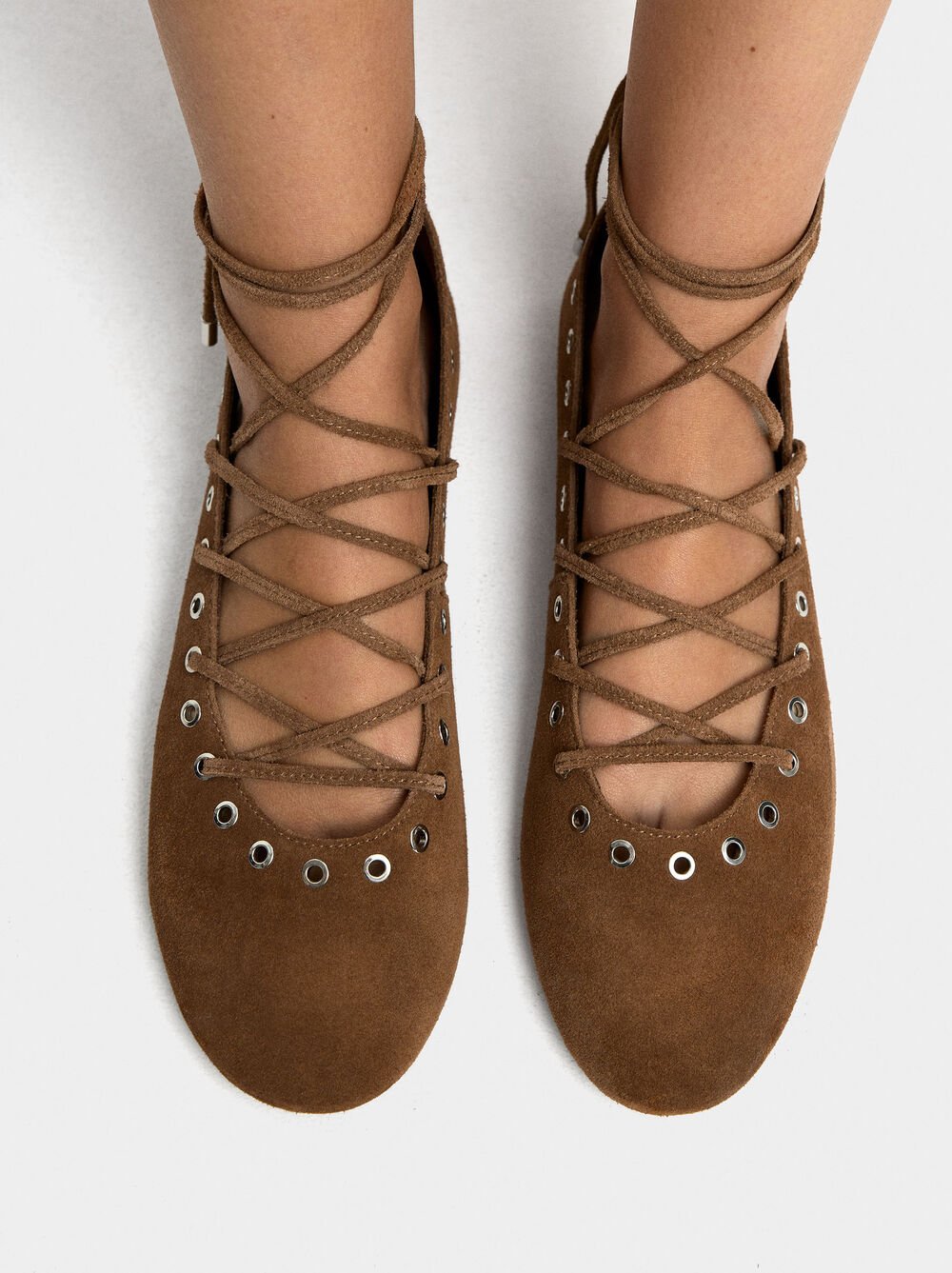 Sabrinas de pele com tiras cruzadas