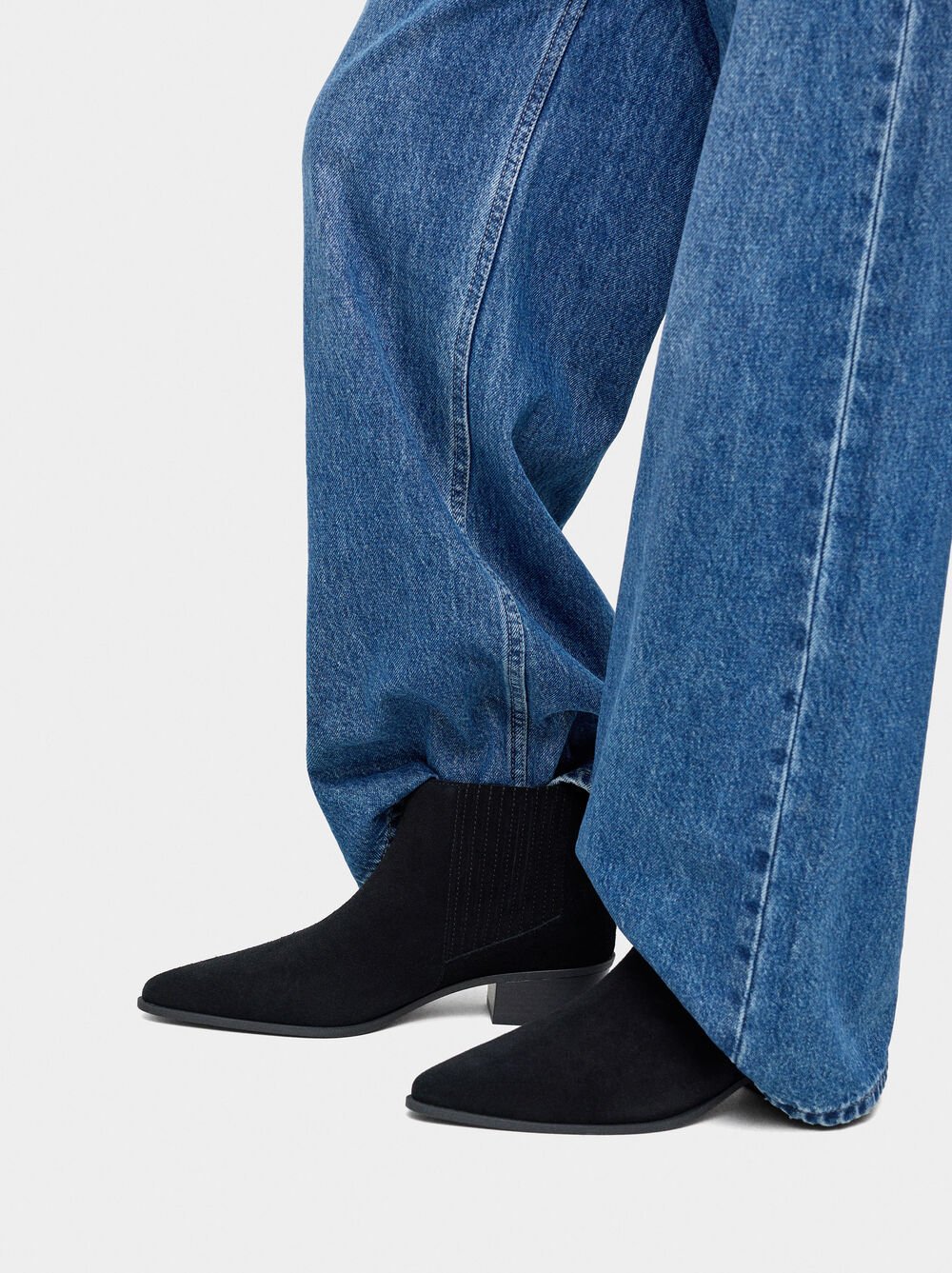 Botins de pele com tacão