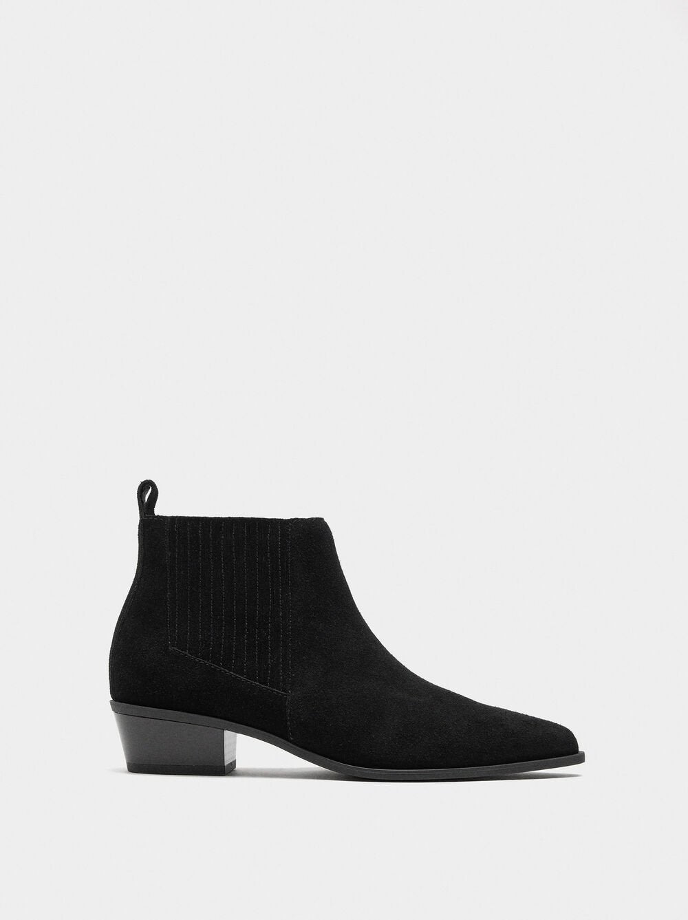 Botins de pele com tacão