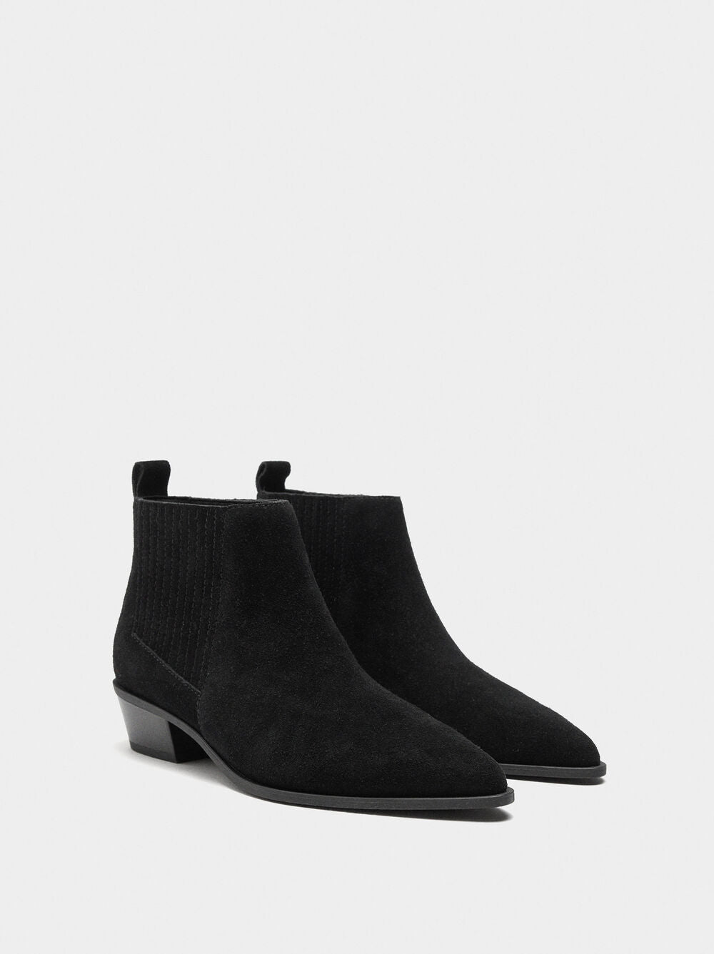 Botins de pele com tacão