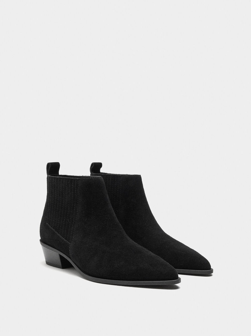 Botins de pele com tacão