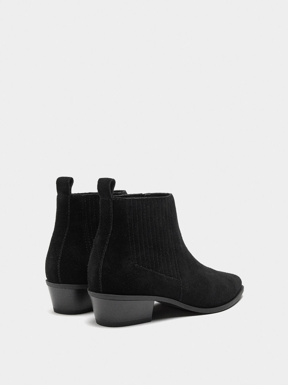 Botins de pele com tacão