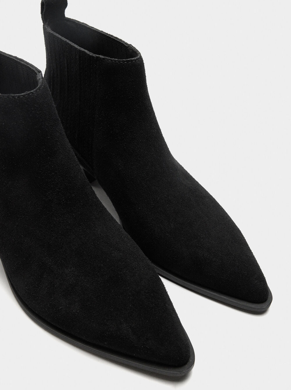 Botins de pele com tacão