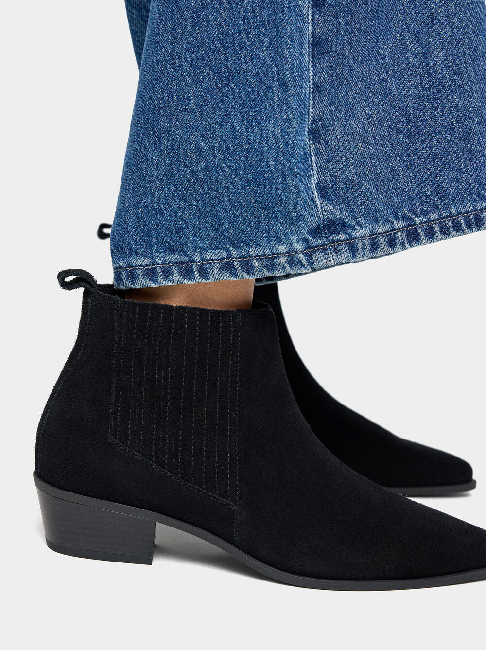 Botins de pele com tacão