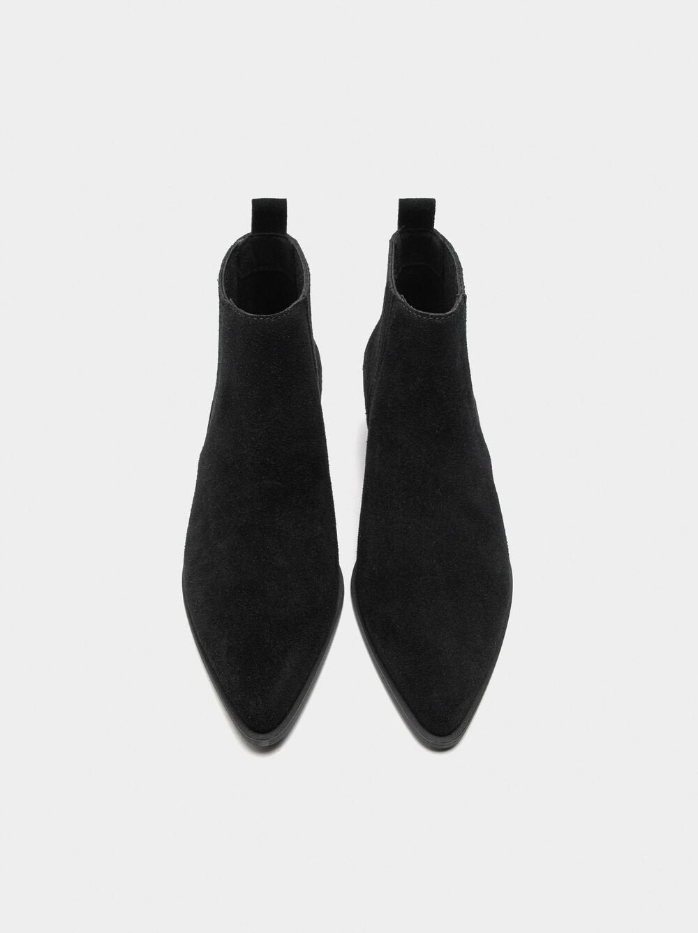 Botins de pele com tacão