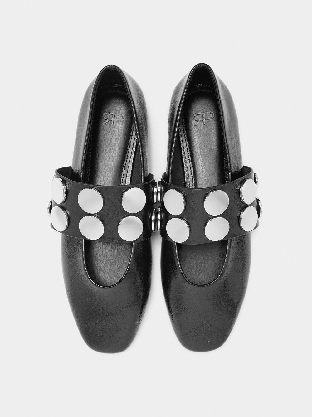 Sabrinas com tira e tachas