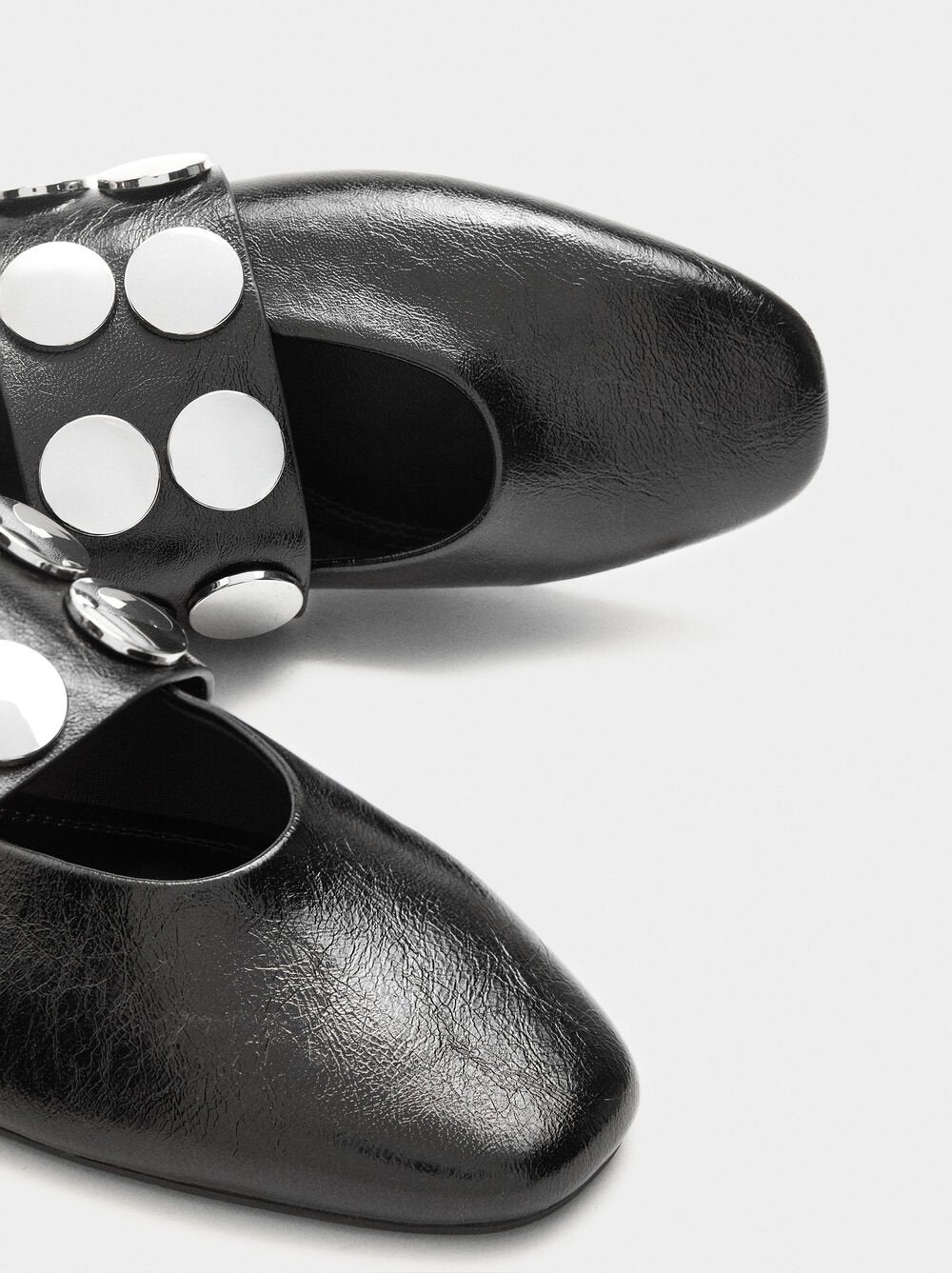 Sabrinas com tira e tachas