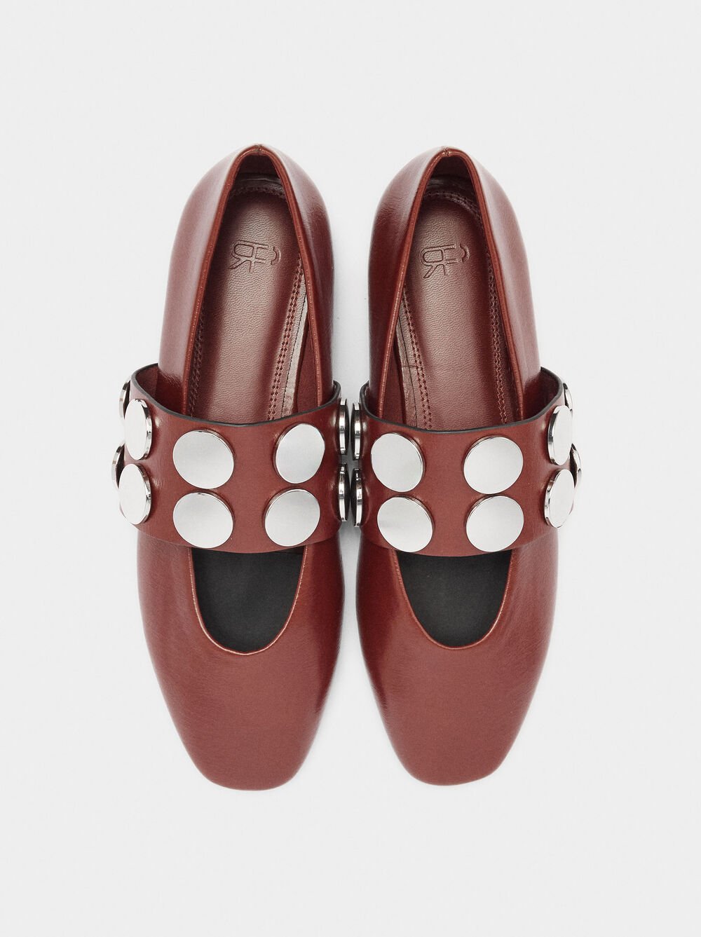 Sabrinas com tira e tachas