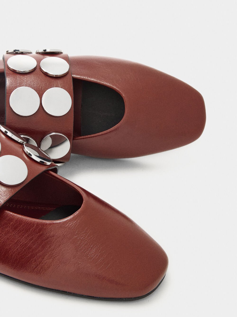 Sabrinas com tira e tachas