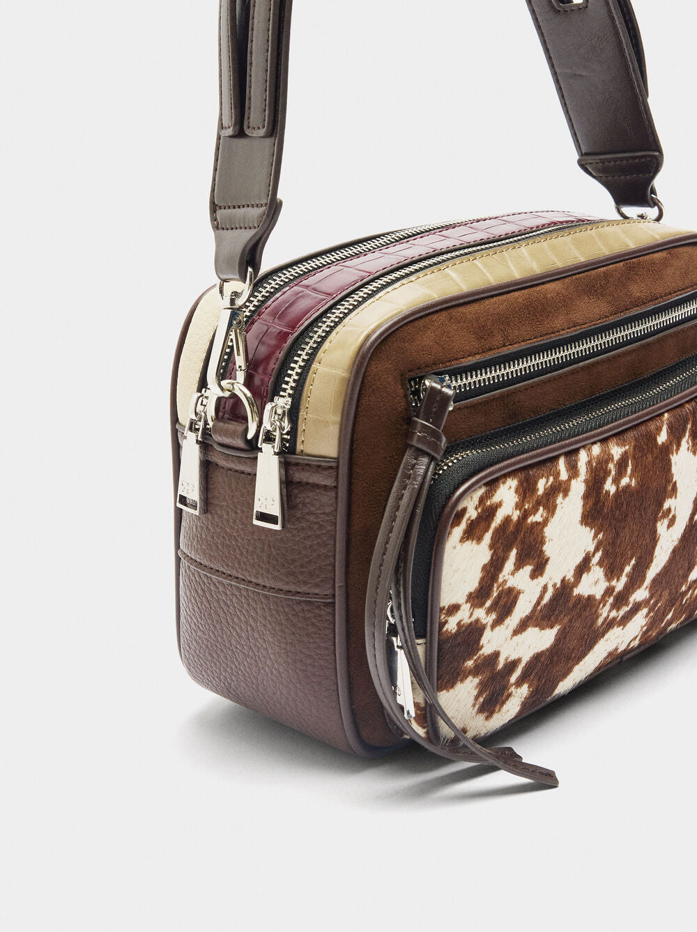 Mala tiracolo com pele