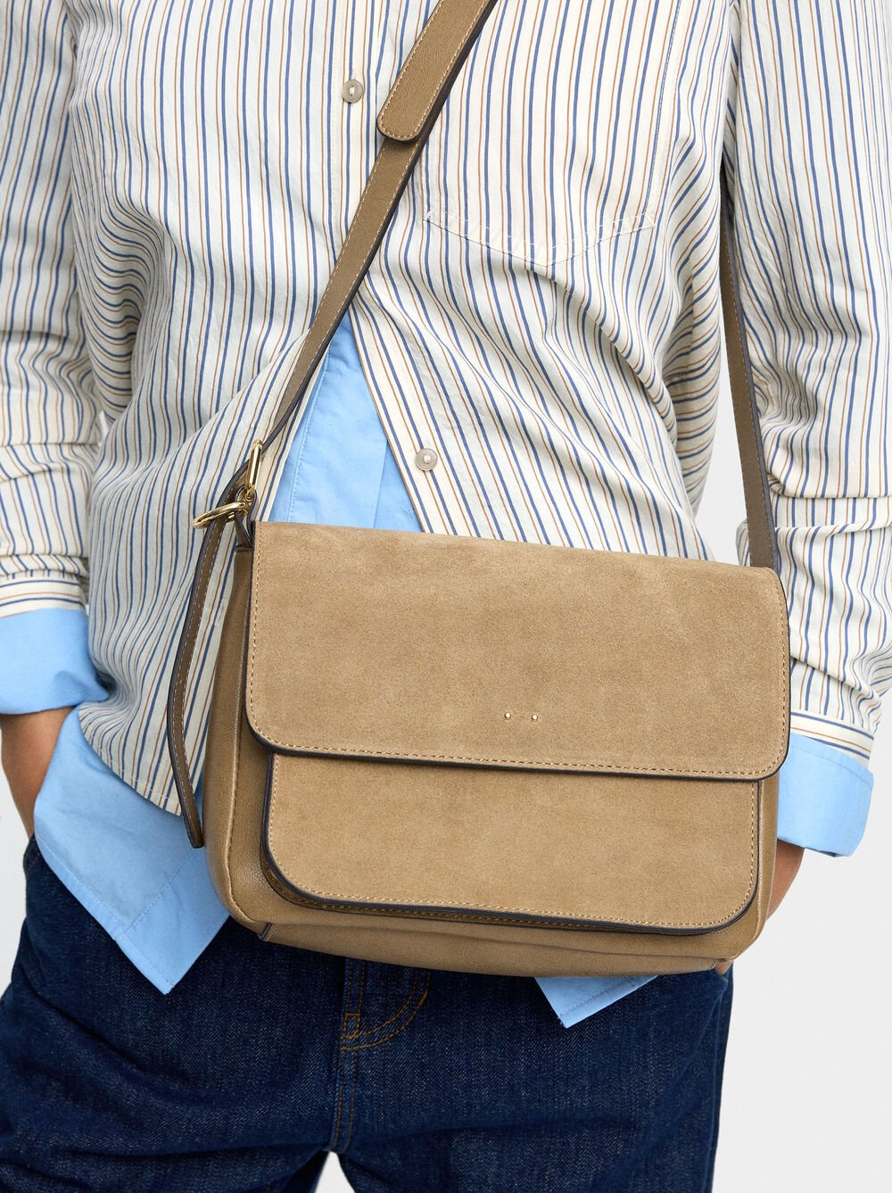 Mala tiracolo com pele