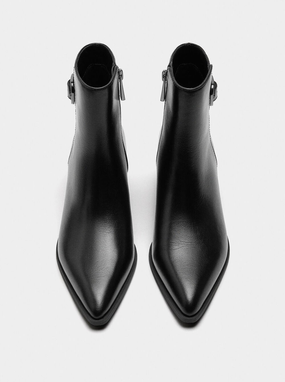 Botins de pele com fivela