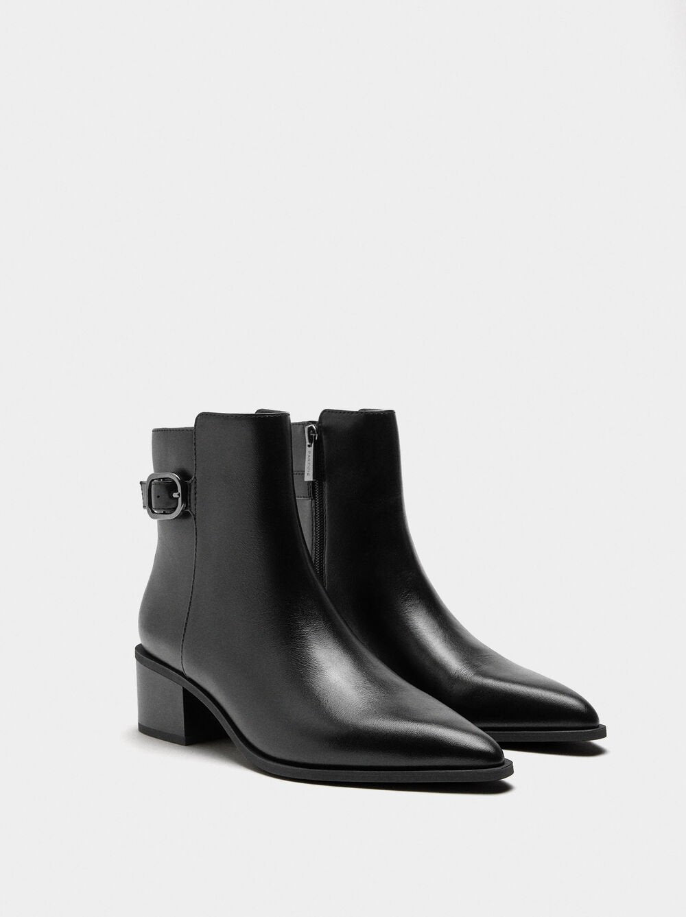 Botins de pele com fivela