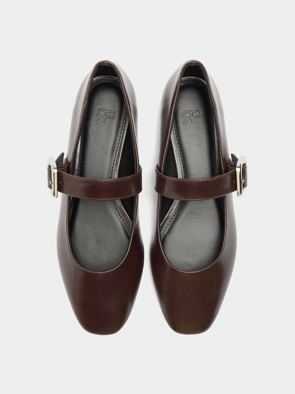 Sabrinas com tira e fivela quadrada