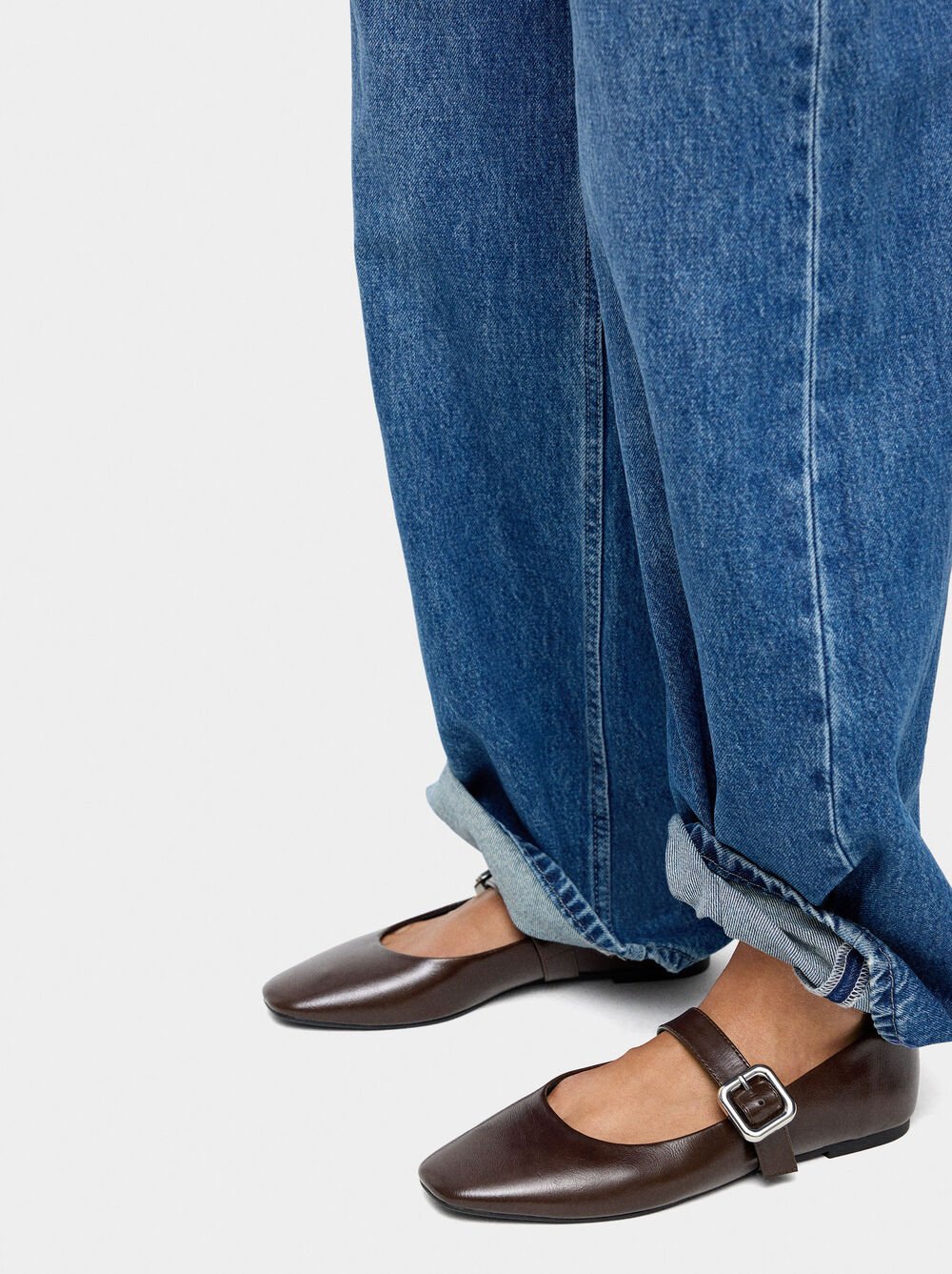 Sabrinas com tira e fivela quadrada