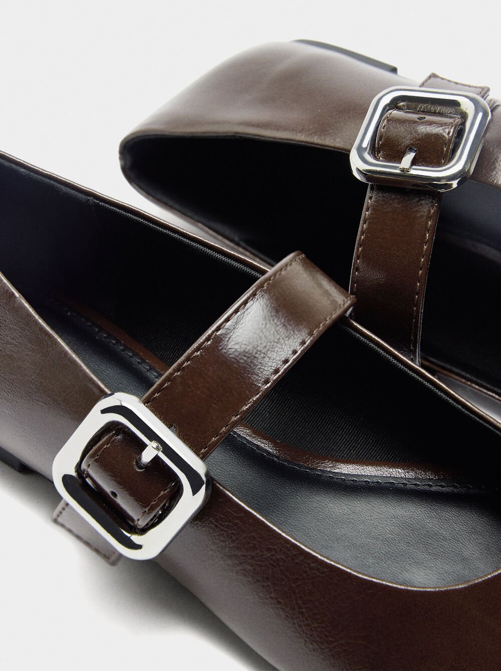 Sabrinas com tira e fivela quadrada