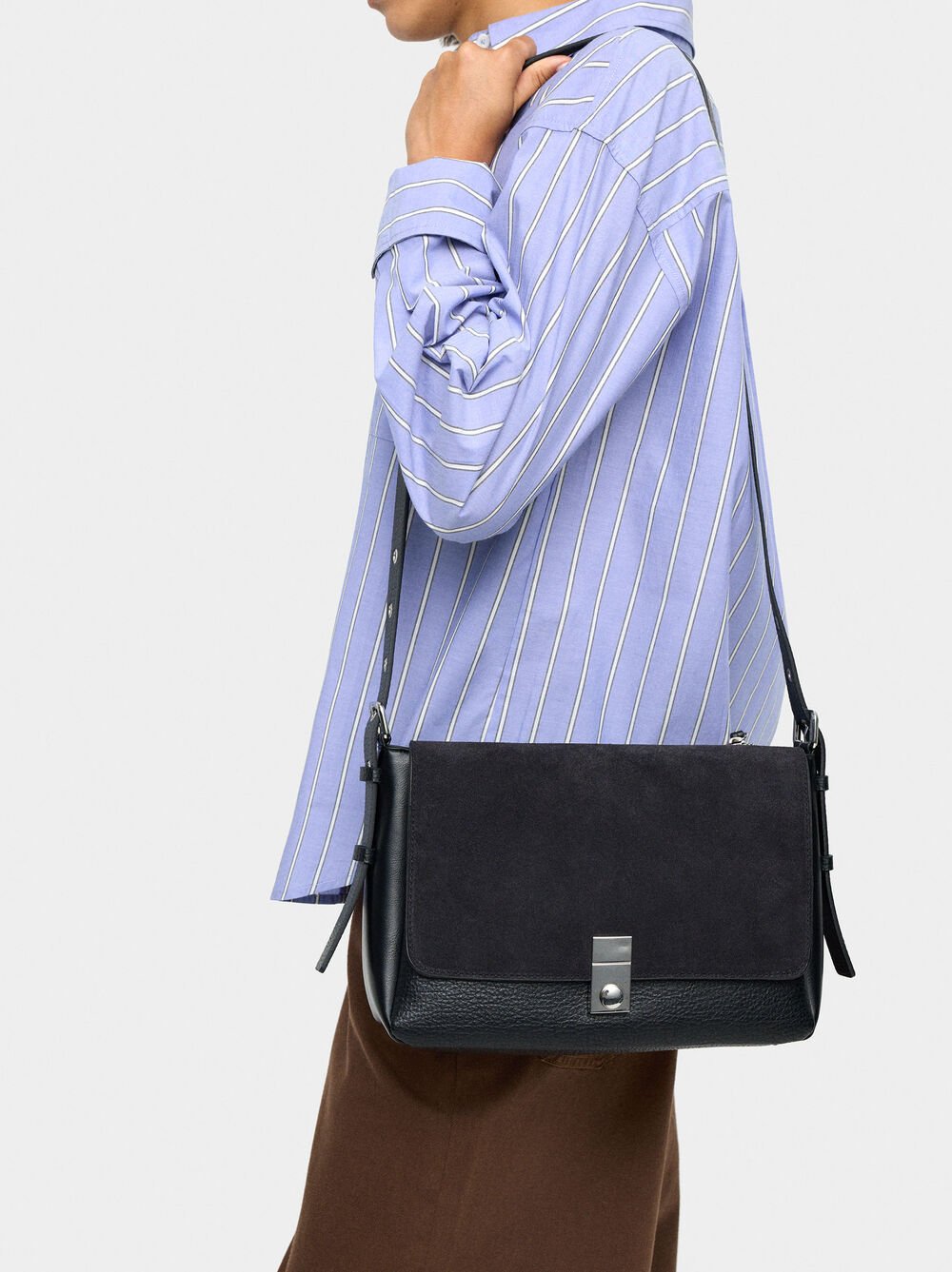 Mala tiracolo com pele