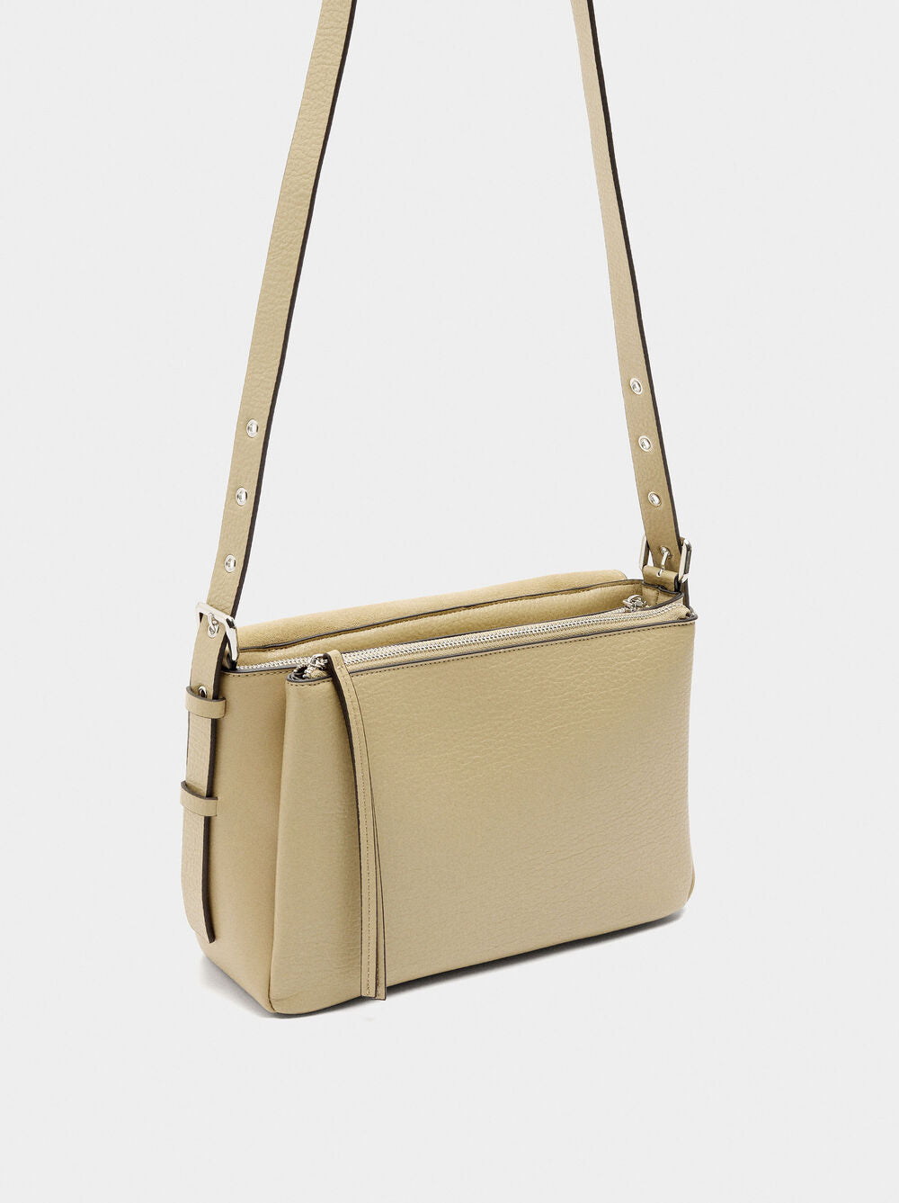 Mala tiracolo com pele