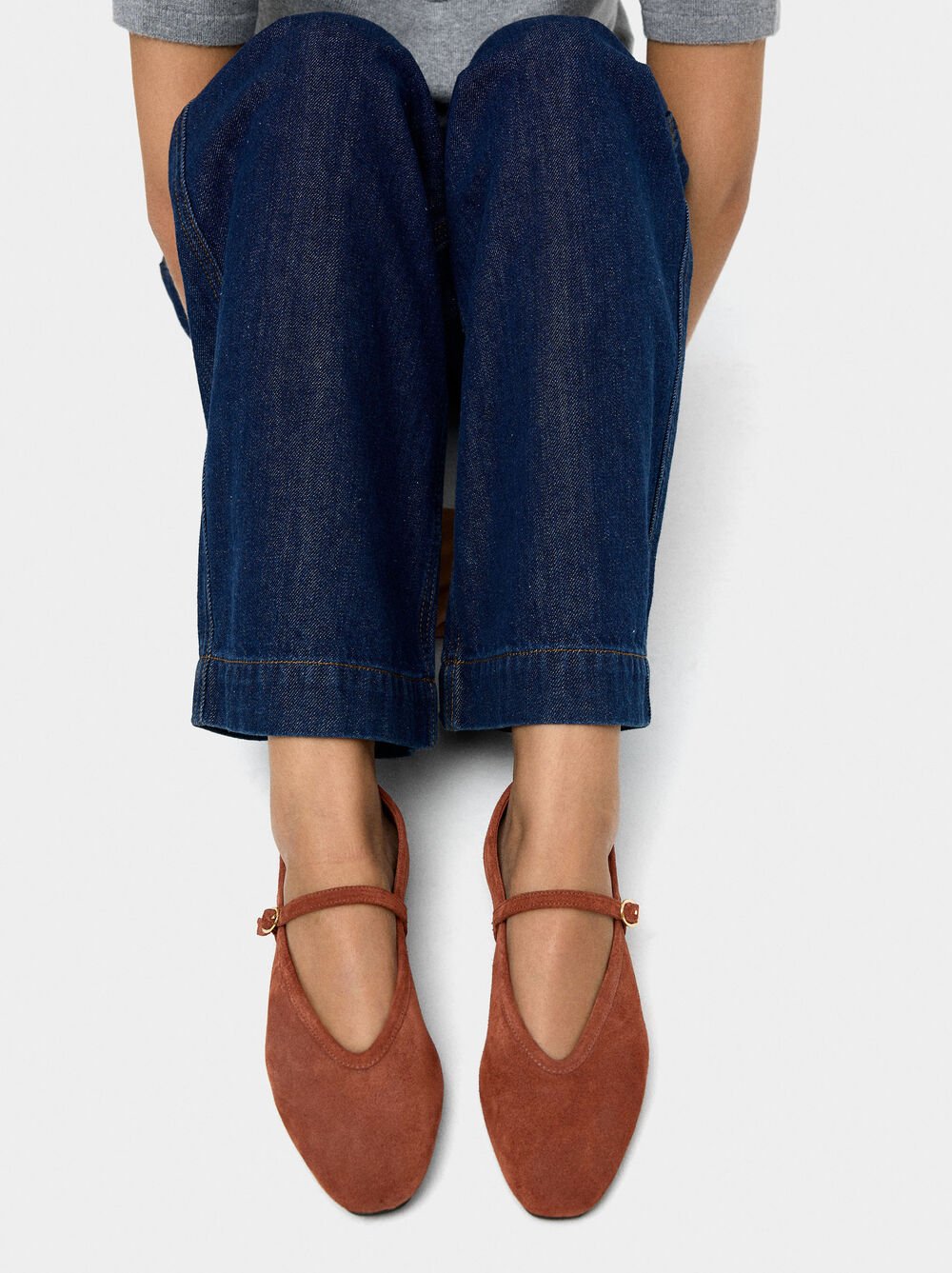 Sabrinas de pele com tira e fivela