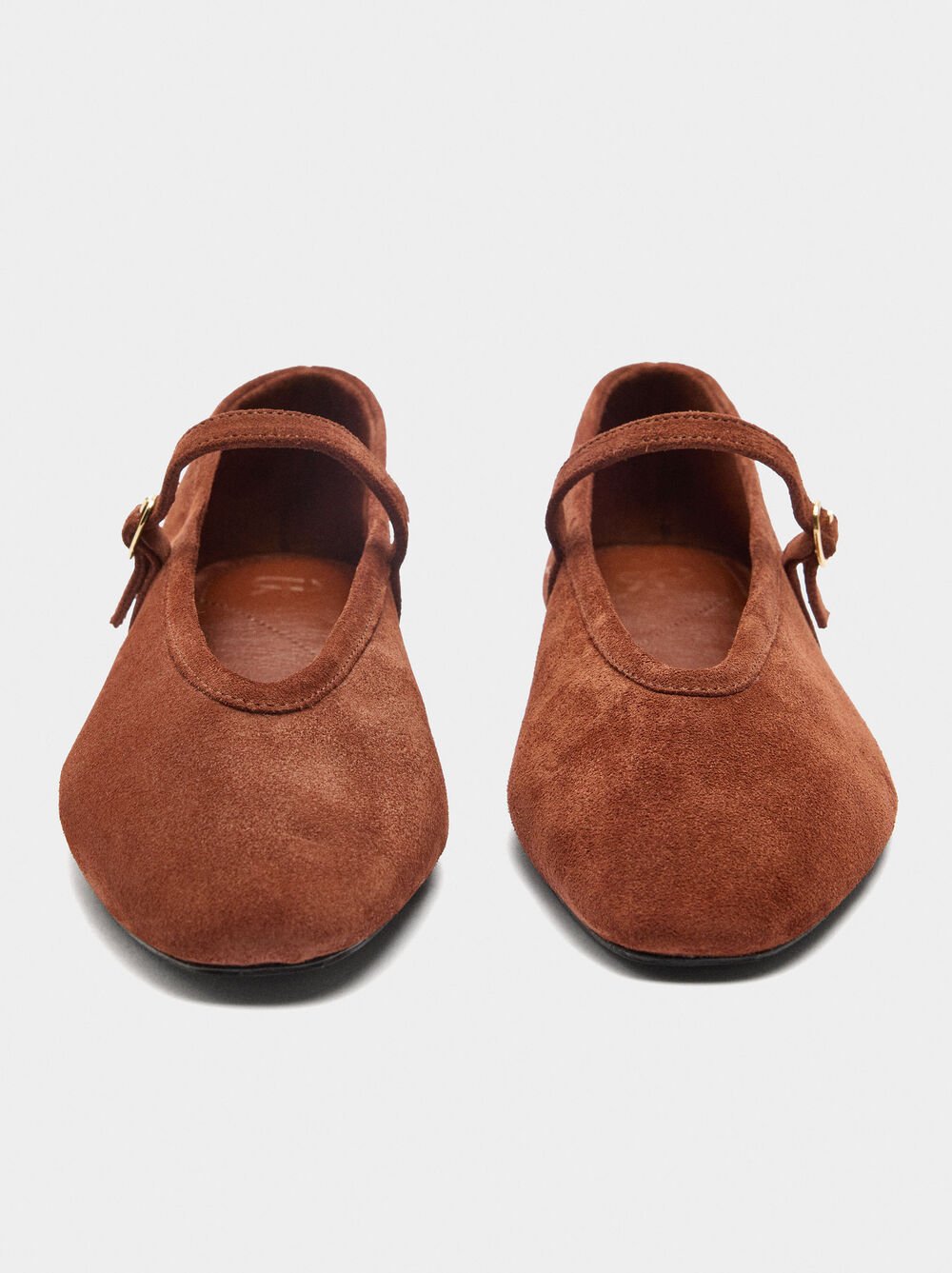 Sabrinas de pele com tira e fivela