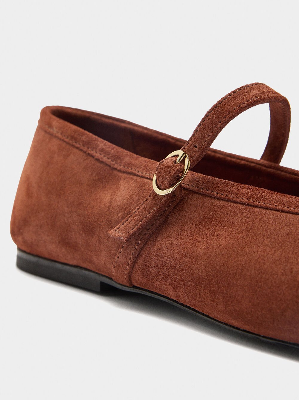 Sabrinas de pele com tira e fivela