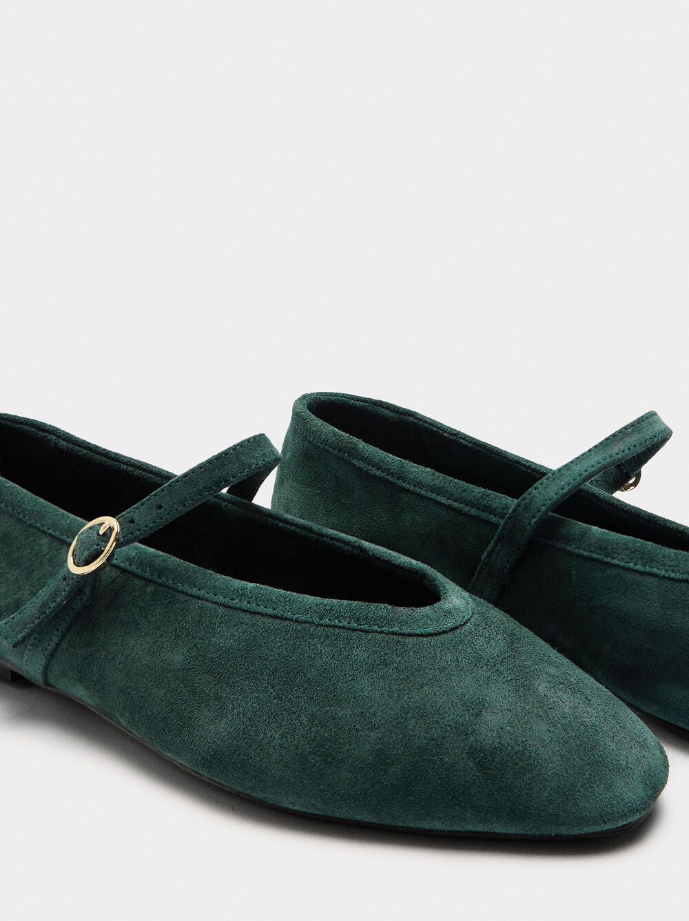 Sabrinas de pele com tira e fivela