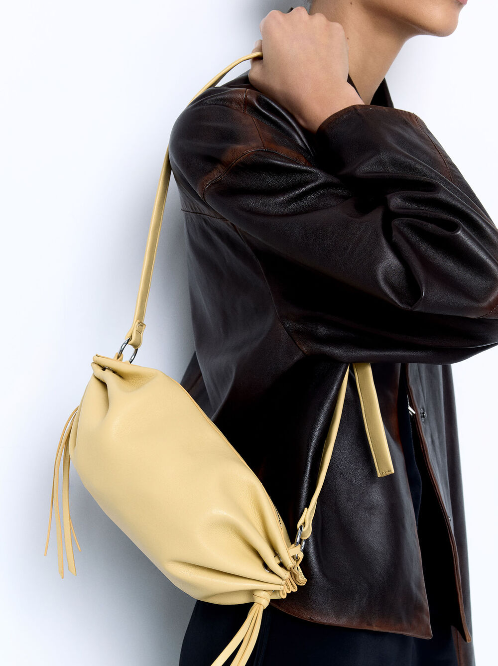 Mala tiracolo com franzidos