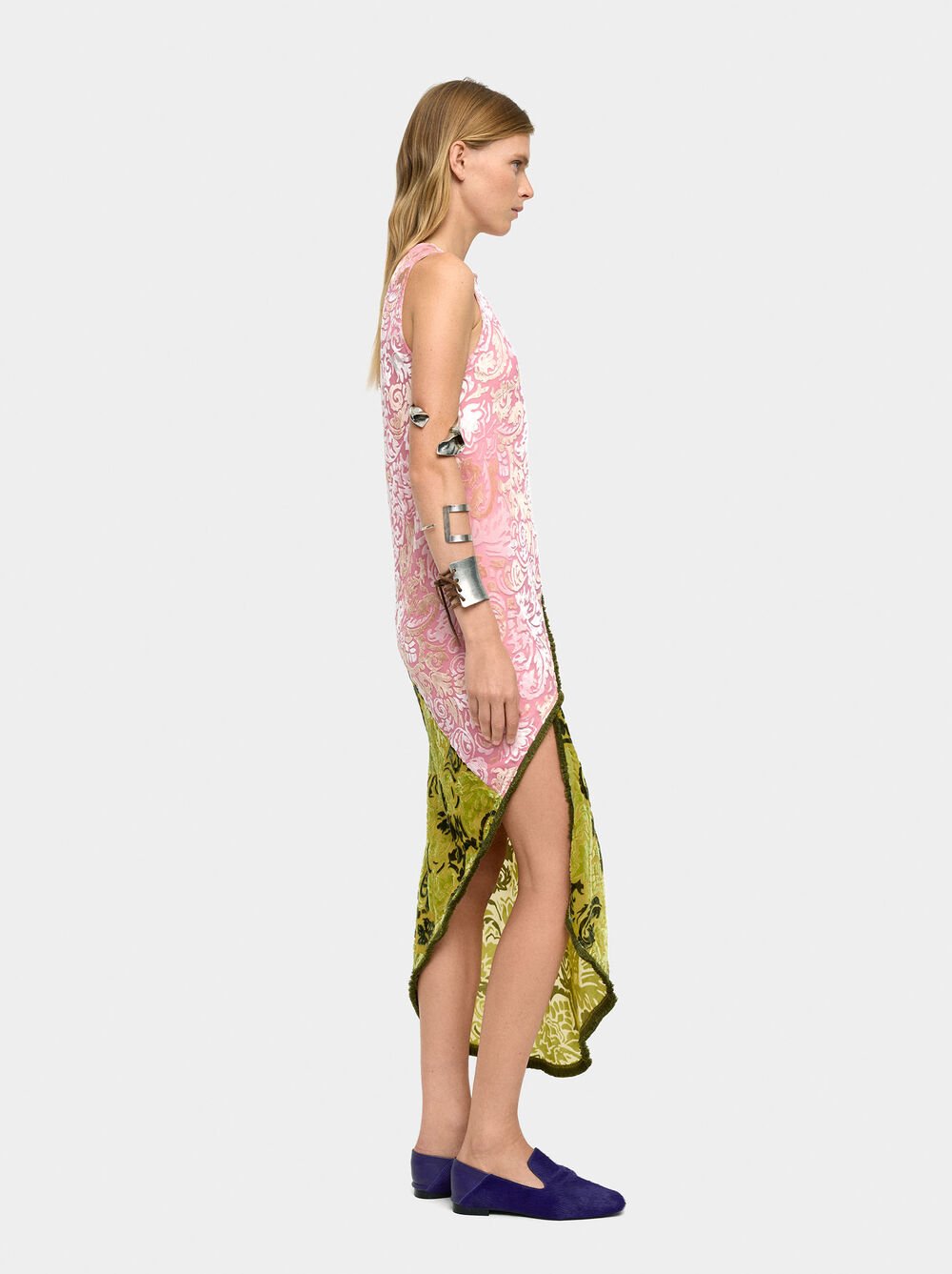 Vestido assimétrico contraste