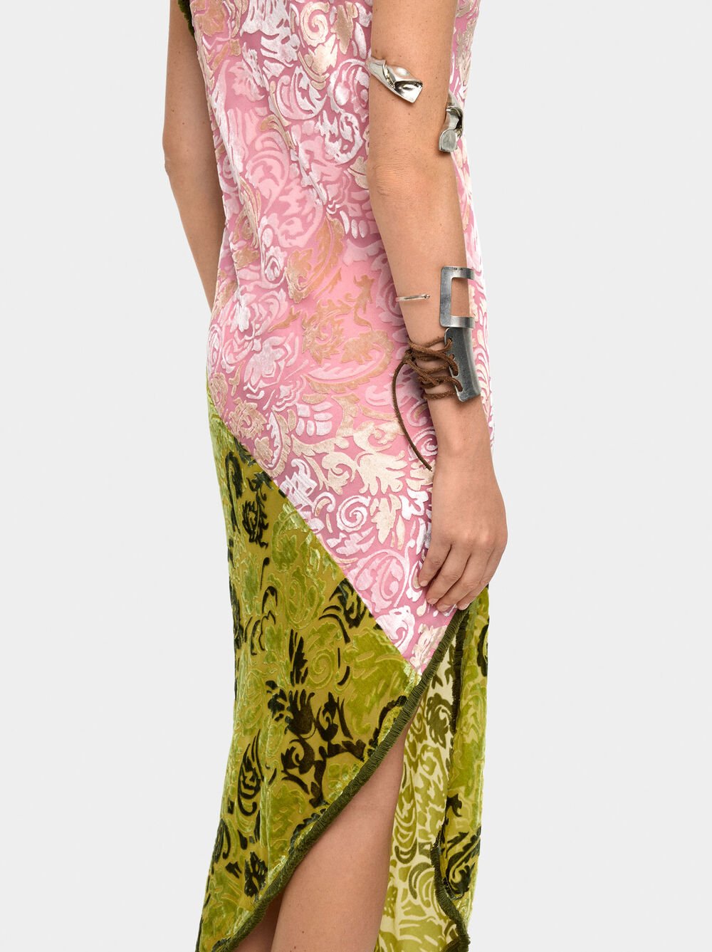 Vestido assimétrico contraste