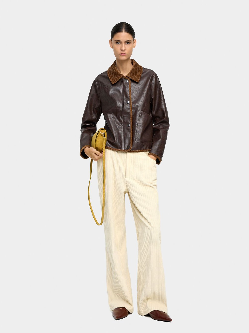 Casaco efeito pele gola em contraste