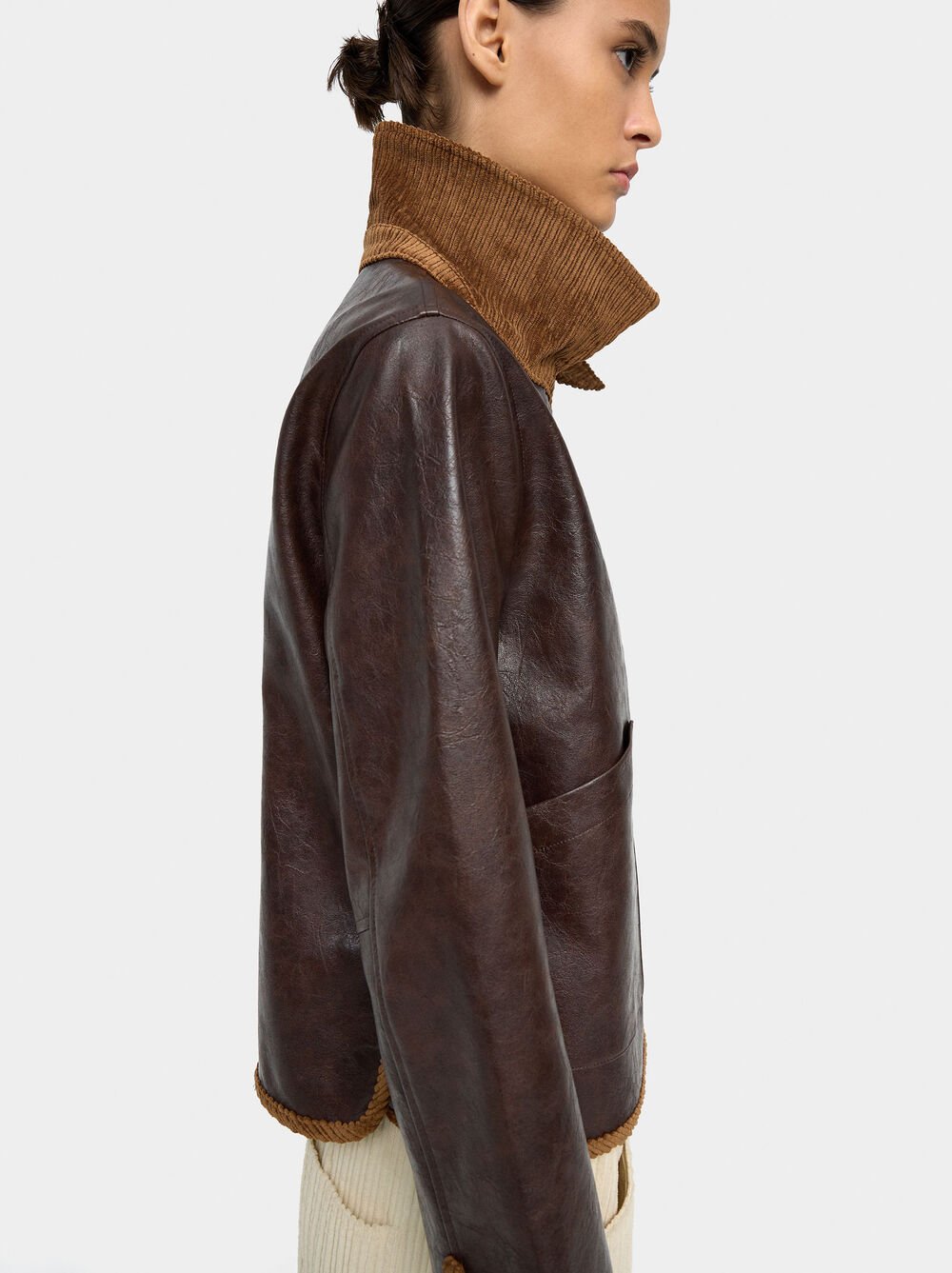 Casaco efeito pele gola em contraste