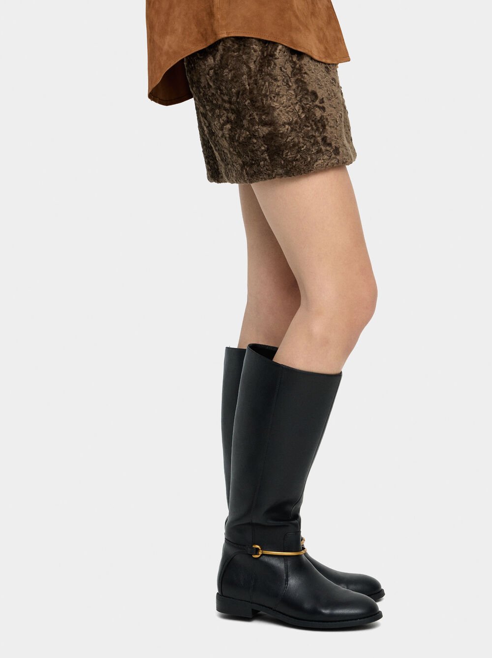 Botas de cano alto detalhe metálico