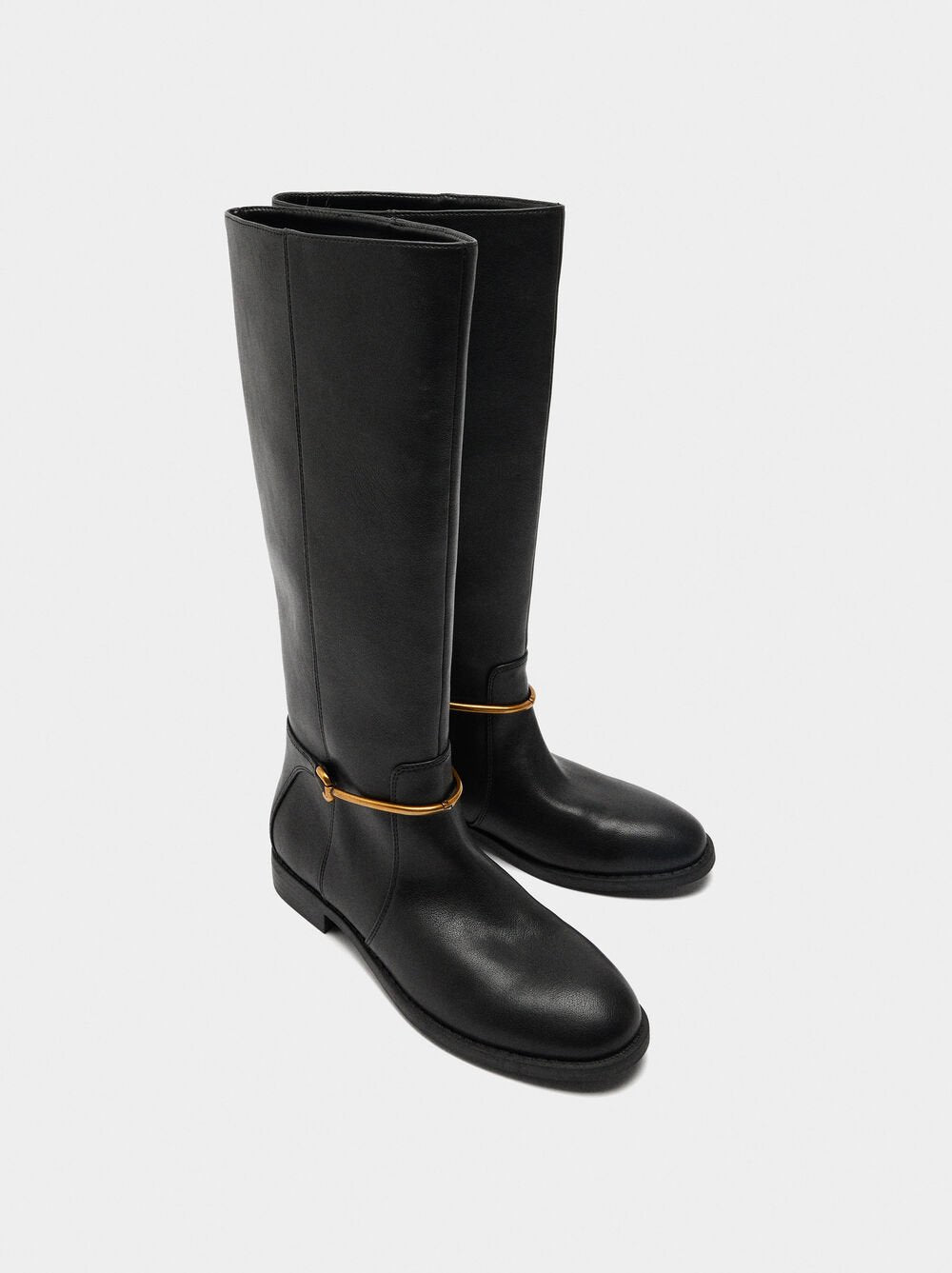 Botas de cano alto detalhe metálico