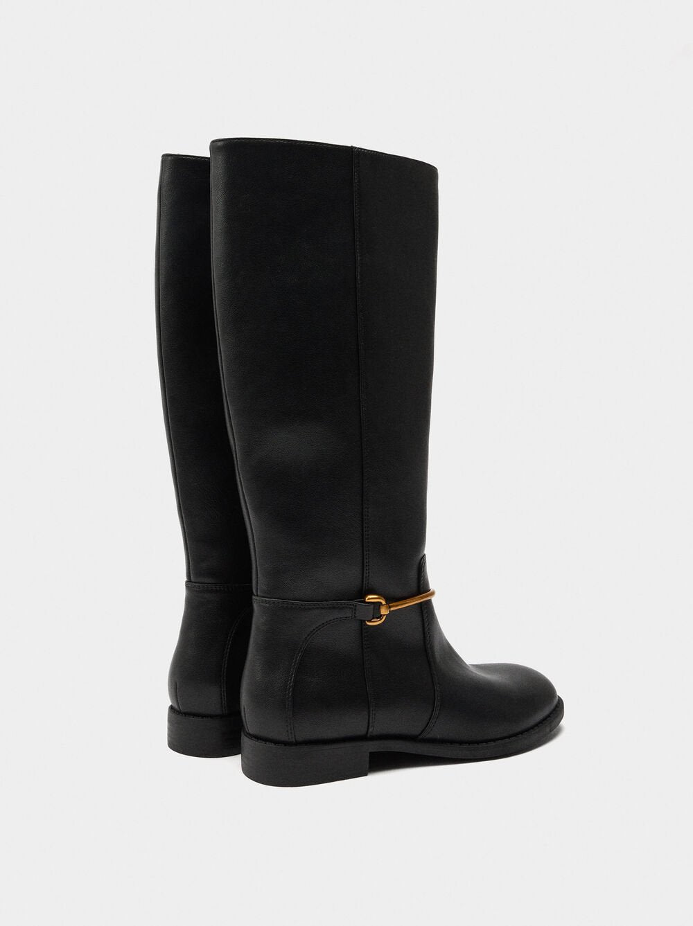 Botas de cano alto detalhe metálico