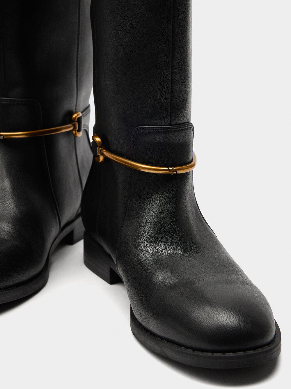 Botas de cano alto detalhe metálico