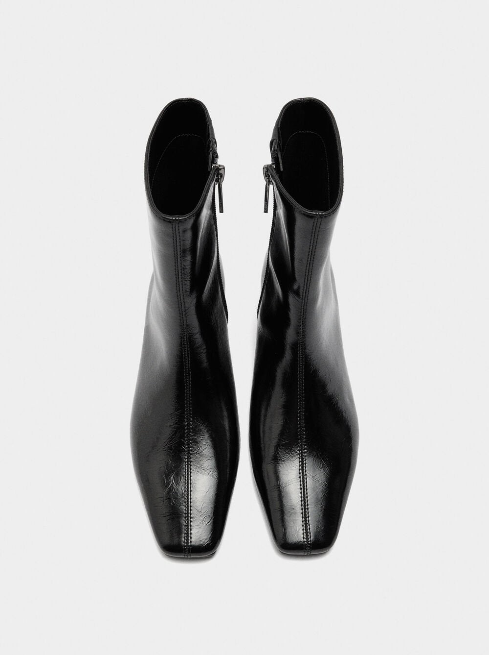 Botins com pespontos tacão baixo