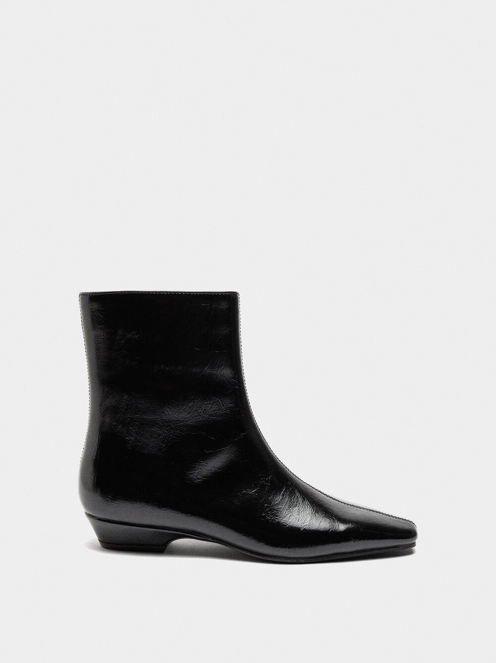 Botins com pespontos tacão baixo