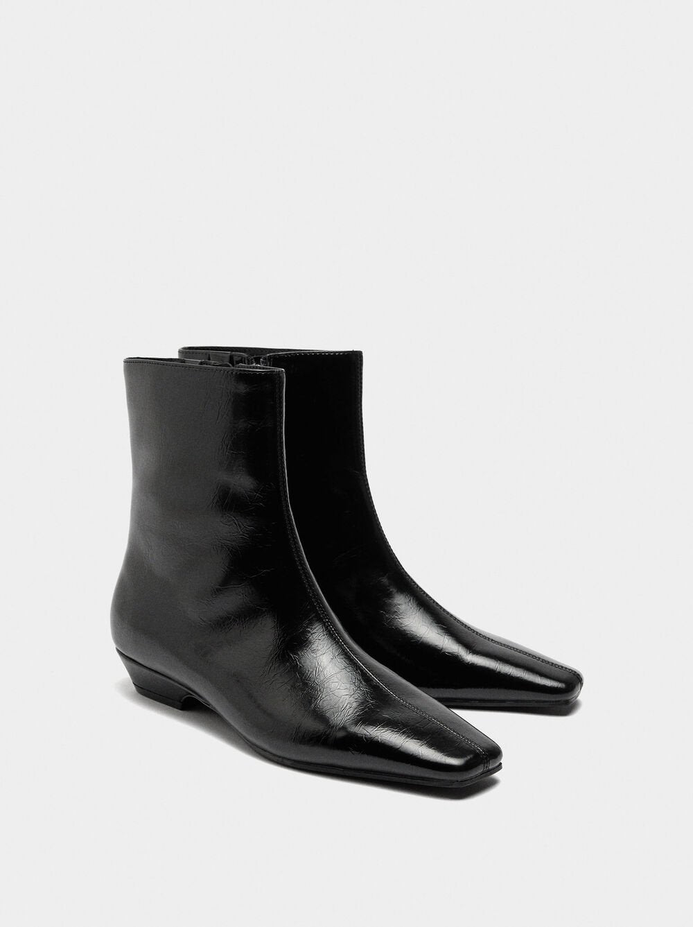 Botins com pespontos tacão baixo