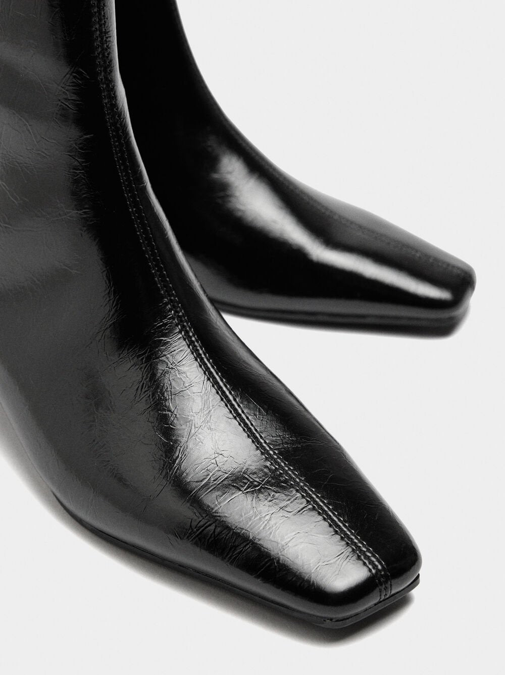 Botins com pespontos tacão baixo